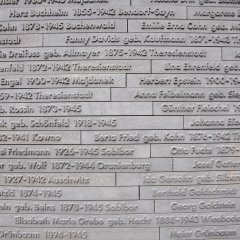 Namen von verschleppten und getöteten Menschen in Stein gemeiselt.