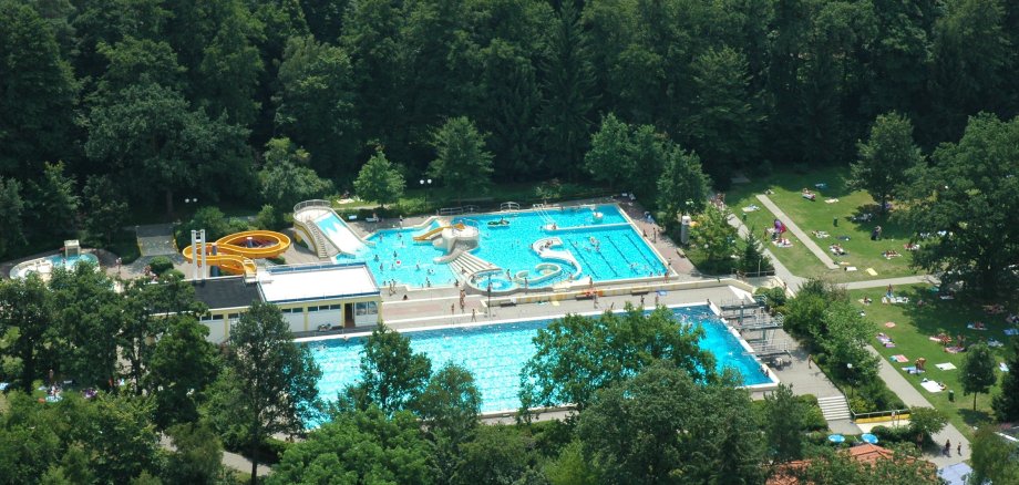 Luftbildansicht auf die zwei großen Schwimmbecken im Schwimmbad Mörfelden.