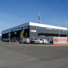Produktionsgebäude mit parkenden Autos 