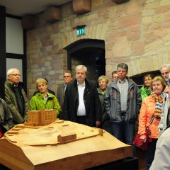 Holzmodell des Hambacher Schlosses mit den umstehenden Bildungsfahrtteilnehmern