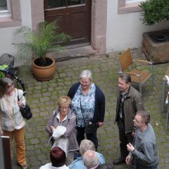 Bildungsfahrtteilnehmer im Innenhof der Friedrich-Ebert-Gedenkstätte
