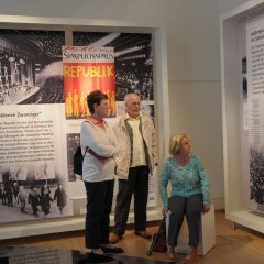 Bildungsfahrtteilnehmer vor großen Plakatwänden in den Ausstellungsräumen der Friedrich-Ebert-Gedenkstätte