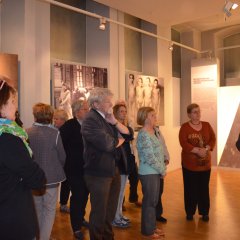 Bildungsfahrteilnehmer in den Ausstellungsräumen des Dokumentations- und Kulturzentrum Deutscher Sinti und Roma