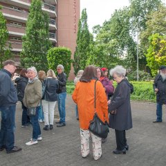 Bildungsfahrteilnehmer auf dem gepflasterten Eingangsbereich stehend