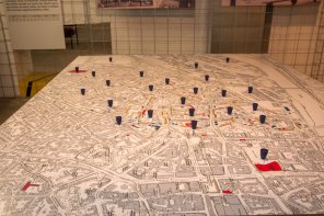 Stadtkarte mit schwarzen Punkten versehen