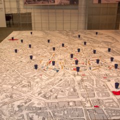 Stadtkarte mit schwarzen Punkten versehen