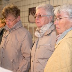 Drei Frauen der Bildungsfahrt in den Ausstellungsraum des ehemaligen Hochbunkers