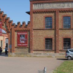 gepflasterte Weg zum backsteineren Haupteingang der Gedenkstätte