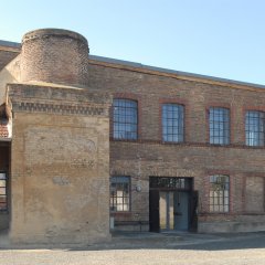 Blick vom Aufstellplatz auf das Hauptgebäude der Gedenkstätte