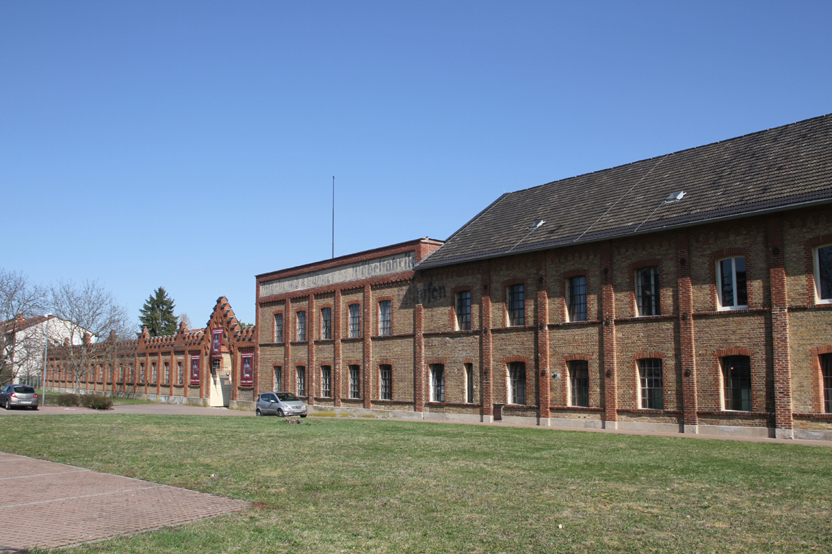 Ansicht Hauptgebäude vom Innenhof KZ Osthofen Blick von der grünen Wiese auf das gesamte Gebäude der Gedenkstätte