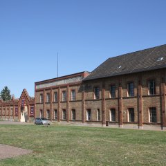 Blick von der grünen Wiese auf das gesamte Gebäude der Gedenkstätte