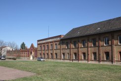 Ansicht Hauptgebäude vom Innenhof KZ Osthofen Blick von der grünen Wiese auf das gesamte Gebäude der Gedenkstätte