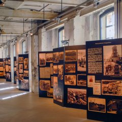 Große Ausstellungstafeln mit Bildern und Informationen zur Gedenkstätte