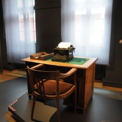 Schreibtisch mit alter Schreibmaschine in der Friedrich-Ebert-Gedenkstätte