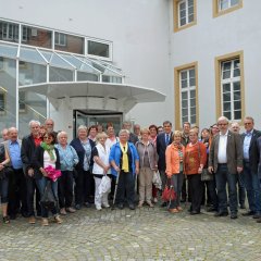 Gruppenbild vor dem Gebäude des Dokumentations- und Kulturzentrums Deutscher Sinti und Roma