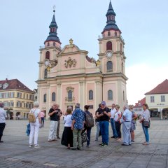 Bildungsfahrtteilnehmer auf dem Markplatz vor der Stadtkirche stehend.