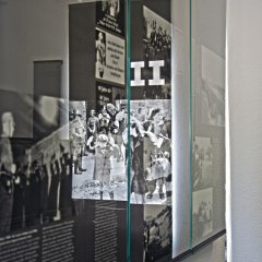 Informationen und Bilder in schwarz/weiß auf Glasplatten.