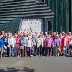 Gruppenbild der Teilnehmer vor dem Eingang der Synagoge