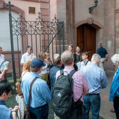 Stadtführerin und Bildungsfahrtteilnehmer vor dem Eingang des Mainzer Doms