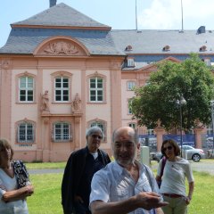 Stadtführer und Bildungsfahrtteilnehmer vor dem Gebäude des Rheinland-Pfalz Landtages