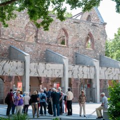 Die Bildungsfahrtteilnehmer vor der Ruine des Museums St. Christoph 
