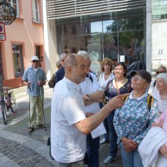 Bildungsfahrtteilnehmer im Gespräch mit dem Stadtführer