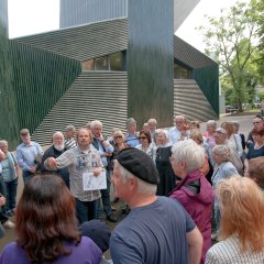 Bildungsfahrtteilnehmer auf dem Vorplatz  vor der neuen Synagoge stehend