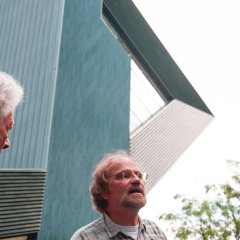 Stadtführer Herr Berg vor dem imposanten Turm der neuen Synagoge