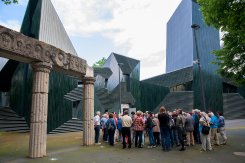 Neue Synagoge Mainz Die Bildungsfahrtteilnehmer stehen auf dem Haupteingang der neuen Synagoge und auf der linken Seite sind noch die alten Säulenreste der ehemaligen Synagoge zu sehen