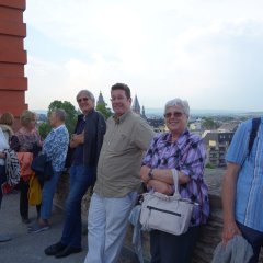 Die Bildungsfahrtteilnehmer stehen an einer Mauer und im Hintergrund ist der Mainzer Dom zu sehen.