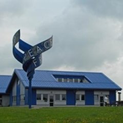 Museumsgebäude Point Alpha mit blauer Skluptur im Vordergrund