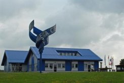 Haus auf der Grenze Museumsgebäude Point Alpha mit blauer Skluptur im Vordergrund