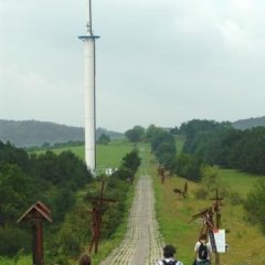 Alter Befestigungstreifen mit Sklupturen auf beiden Seiten des Weges