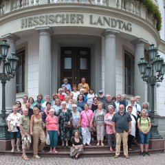 Gruppenbild der Bildungsfahrtteilnehmer auf der Treppe des Eingangs vom Hessischen Landtag