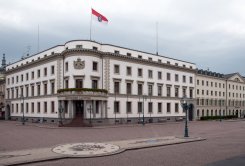 Haupteingang Stadtschloss mit der Inschrift Hessischer Landtag Gebäudeansicht Hessischer Landtag mit im Vordergrund eingelassem Adler im vorderen Schlossplatz