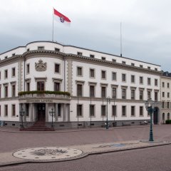 Gebäudeansicht Hessischer Landtag mit im Vordergrund eingelassem Adler im vorderen Schlossplatz