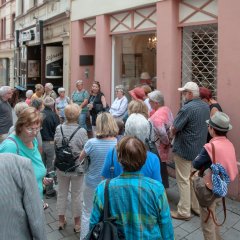 Bildungsfahrtteilnehmer vor historischen Gebäuden in der Altstadt von Wiesbaden