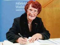 Ehrenbürgerin Edda Bassler bei der Unterzeichnung im Golden Buch der Stadt