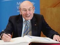 Ehrenbürger Prof. Peez bei Unterzeichnung im goldenen Buch der Stadt Mörfelden-Walldorf