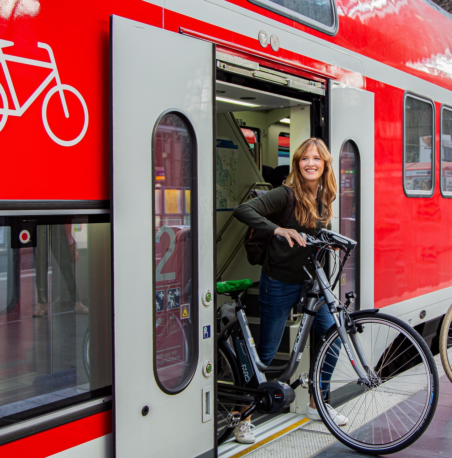 Radfahrerin nimmt ihr Rad auch mit in den Regionalexpress