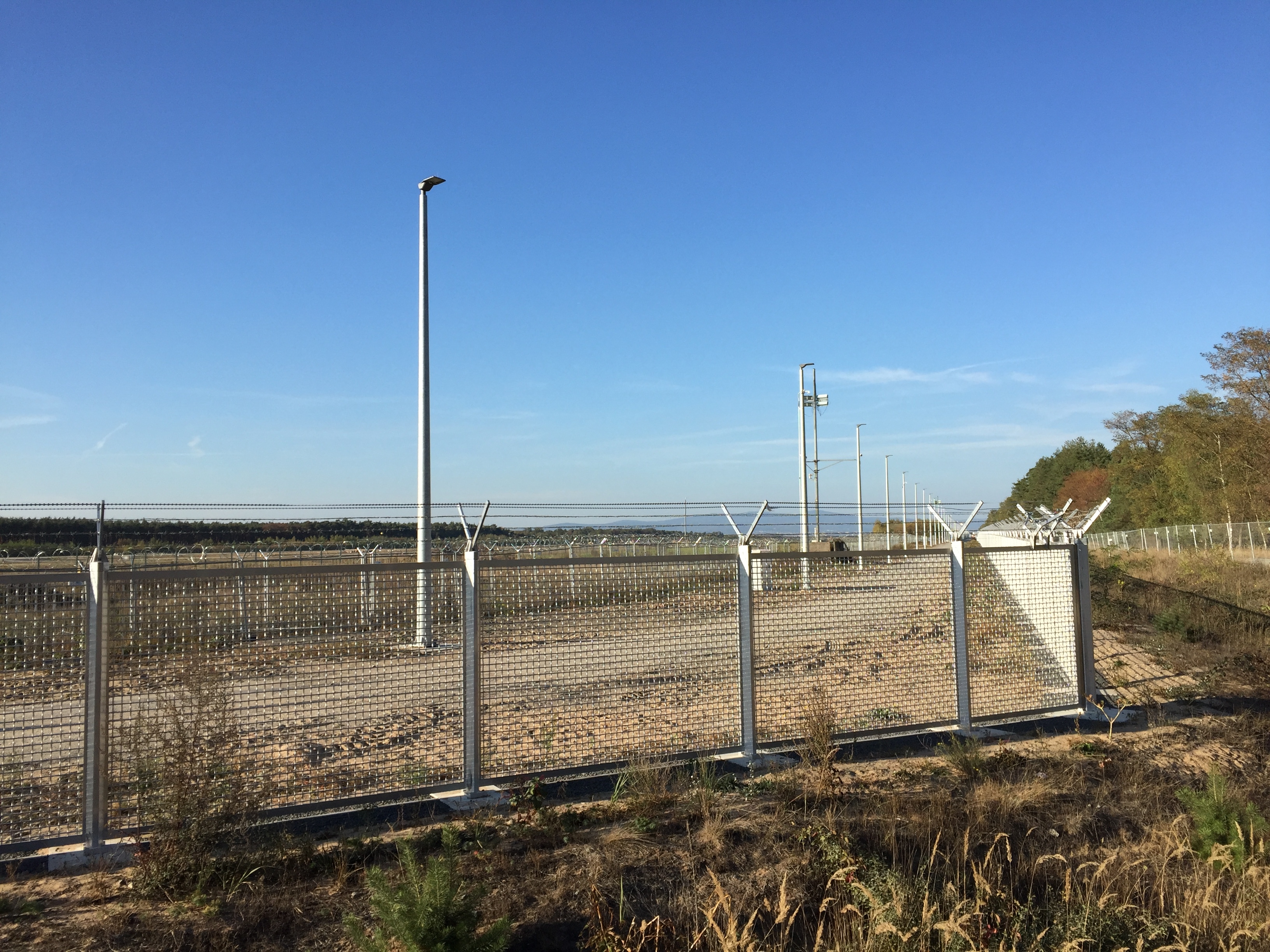 Neuer Zaun an der Startbahn West