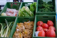 Grüne Kisten befüllt mit Kartoffeln, Kürbis und Lauch auf dem Wochenmarkt in Walldorf