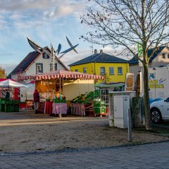 Blick von der Flughafenstraße auf den Wochenmarkt in Walldorf