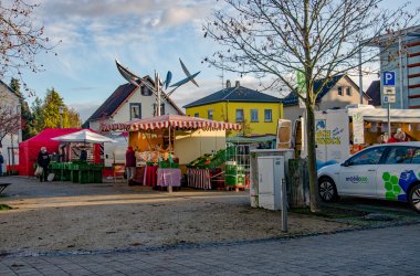 Blick von der Flughafenstraße auf den Wochenmarkt in Walldorf
