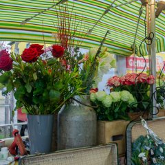 Blumen in Zinkblumenkübel auf dem Wochenmarkt