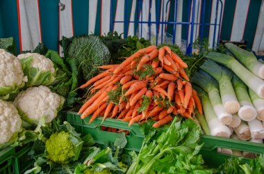 Karotten, Lauch und Blumenkohl aufgebaut beim Wochenmarkt in Walldorf