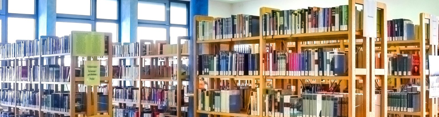 Blick in die Bücherei und die Bücherregale