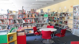 Sitzgruppe mit roten Sesseln vor Bücherregalen Bücherei Walldorf