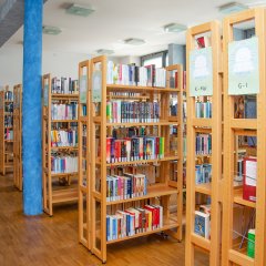 Blick auf die Bücherregale in der Bücherei Mörfelden