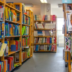 Blick auf die Bücherregale in der Kinderabteilung der Bücherei Mörfelden